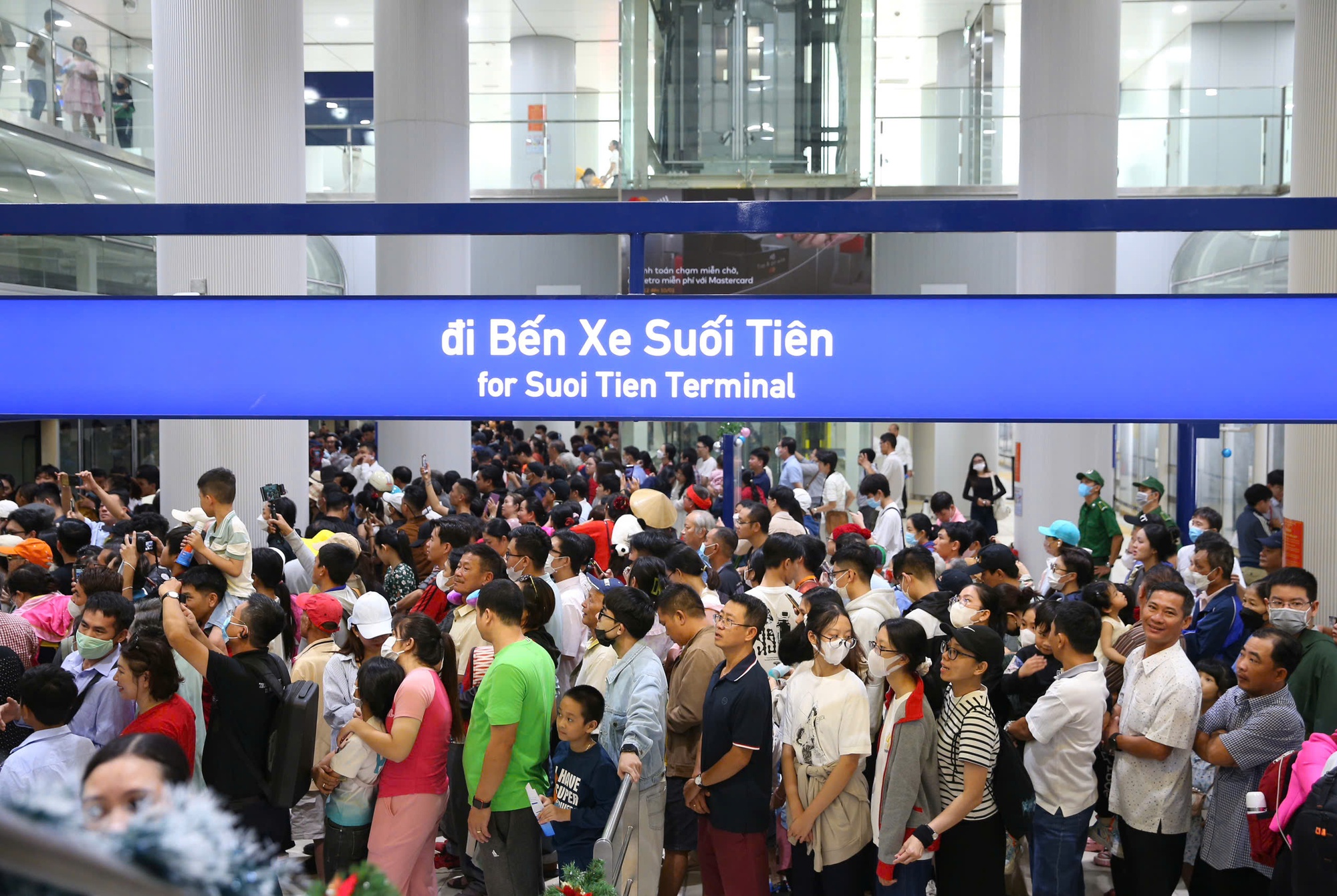 Biển người háo hức trải nghiệm tuyến metro số 1 trong ngày đầu mở cửa- Ảnh 12. Biển người háo hức trải nghiệm tuyến metro số 1 trong ngày đầu mở cửa- Ảnh 12.