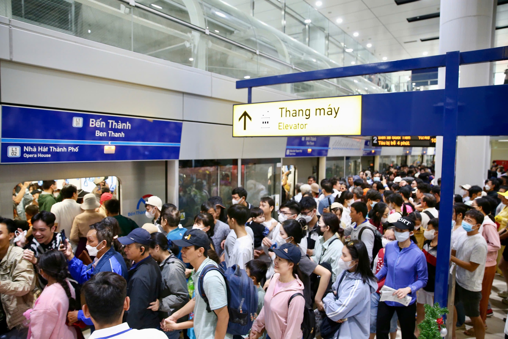 Biển người háo hức trải nghiệm tuyến metro số 1 trong ngày đầu mở cửa- Ảnh 15. Biển người háo hức trải nghiệm tuyến metro số 1 trong ngày đầu mở cửa- Ảnh 15.