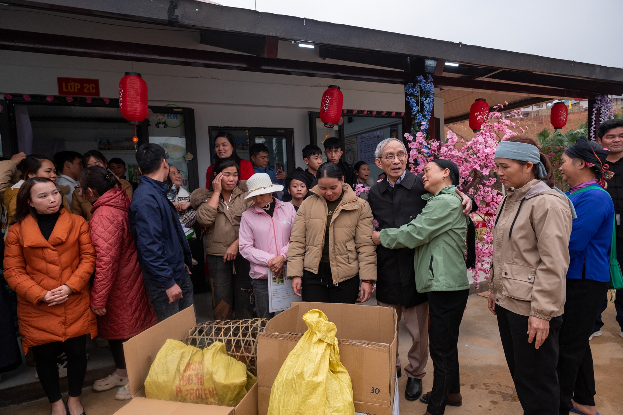 Cuộc hội ngộ của "ông nội" Khang và 22 đứa trẻ mồ côi ở Làng Nủ: "Tôi còn nợ các cháu lời hẹn ước 15 năm sau"- Ảnh 13.