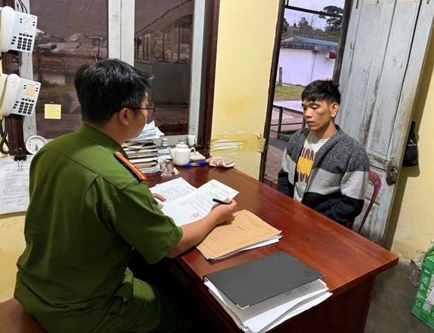 Đối tượng có nhiều tiền án tự xưng là cán bộ địa chính để lừa đảo làm giả sổ đỏ, chiếm đoạt 800 triệu đồng- Ảnh 2.