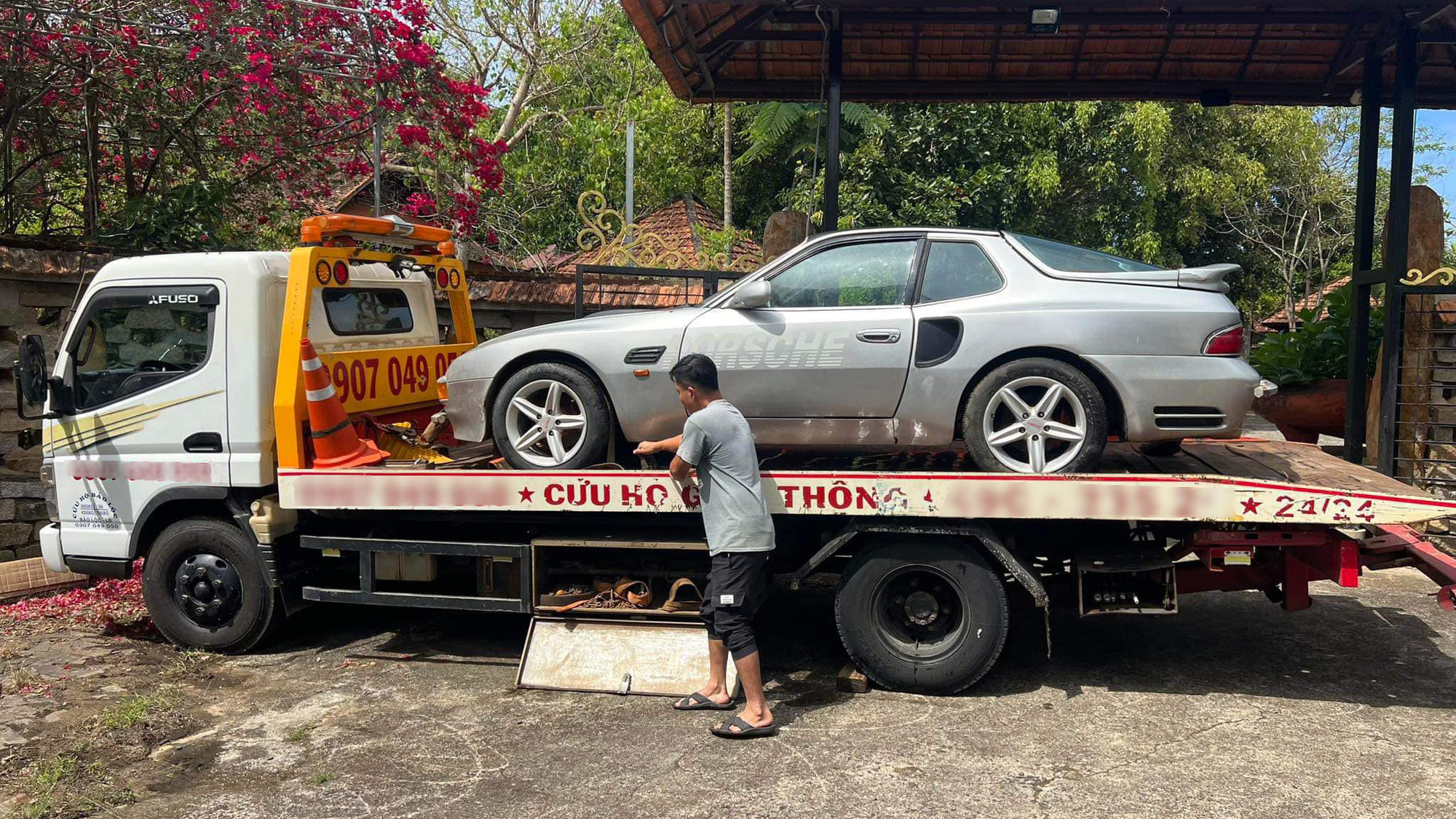 Lần đầu bắt gặp ông Đặng Lê Nguyên Vũ lái Porsche 944 sau gần một năm: Xe đã được dọn lại, thay tem, bỏ biển đẹp- Ảnh 4.