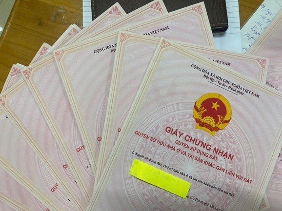 Đối tượng có nhiều tiền án tự xưng là cán bộ địa chính để lừa đảo làm giả sổ đỏ, chiếm đoạt 800 triệu đồng- Ảnh 1.