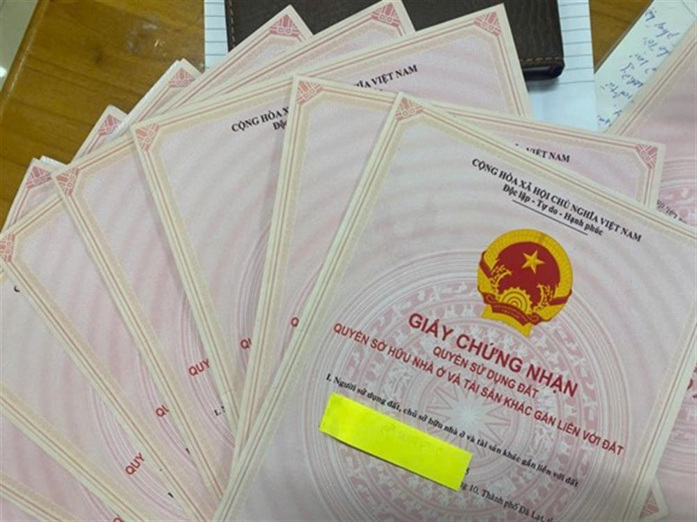 Đối tượng có nhiều tiền án tự xưng là cán bộ địa chính để lừa đảo làm giả sổ đỏ, chiếm đoạt 800 triệu đồng- Ảnh 3.