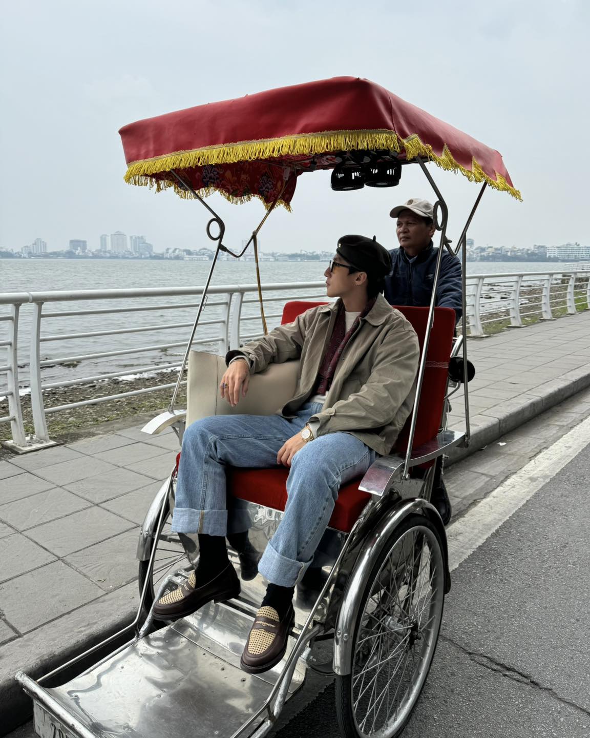 Nước đi không ngờ tới của chú tài xế U55 đạp xích lô ở Hà Nội, Nước đi không ngờ tới của chú tài xế U55 đạp xích lô ở Hà Nội,