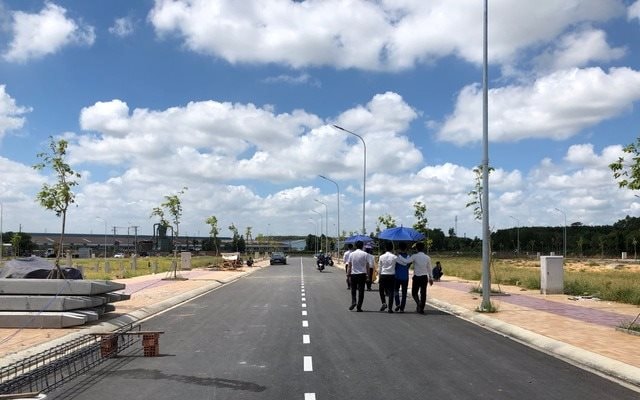 Đất nền tại tỉnh "sát vách" TP.HCM "gợn sóng" những ngày cuối năm?- Ảnh 1. Đất nền tại tỉnh "sát vách" TP.HCM "gợn sóng" những ngày cuối năm?- Ảnh 1.