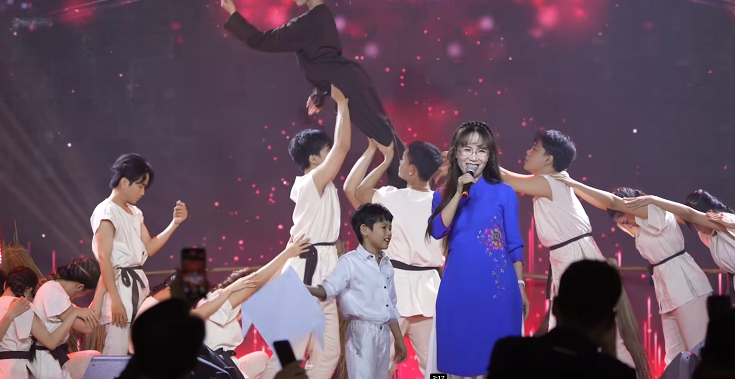 Nữ tỷ phú VietJet Air gây sốt khi hát "Mẹ yêu con" của Anh trai vượt ngàn chông gai trong tiệc cuối năm: Madame "đỉnh nóc kịch trần cỡ" này!- Ảnh 2.