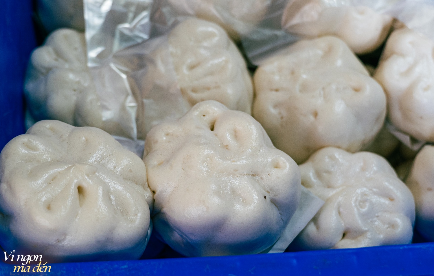 Lò bánh bao 25 năm tuổi nằm trong con ngõ nhỏ ở Hà Nội: Khách lẻ - khách buôn giá như nhau, dù chịu khó "bám trend" nhưng bán chạy nhất vẫn là 2 loại nhân truyền thống này- Ảnh 5.
