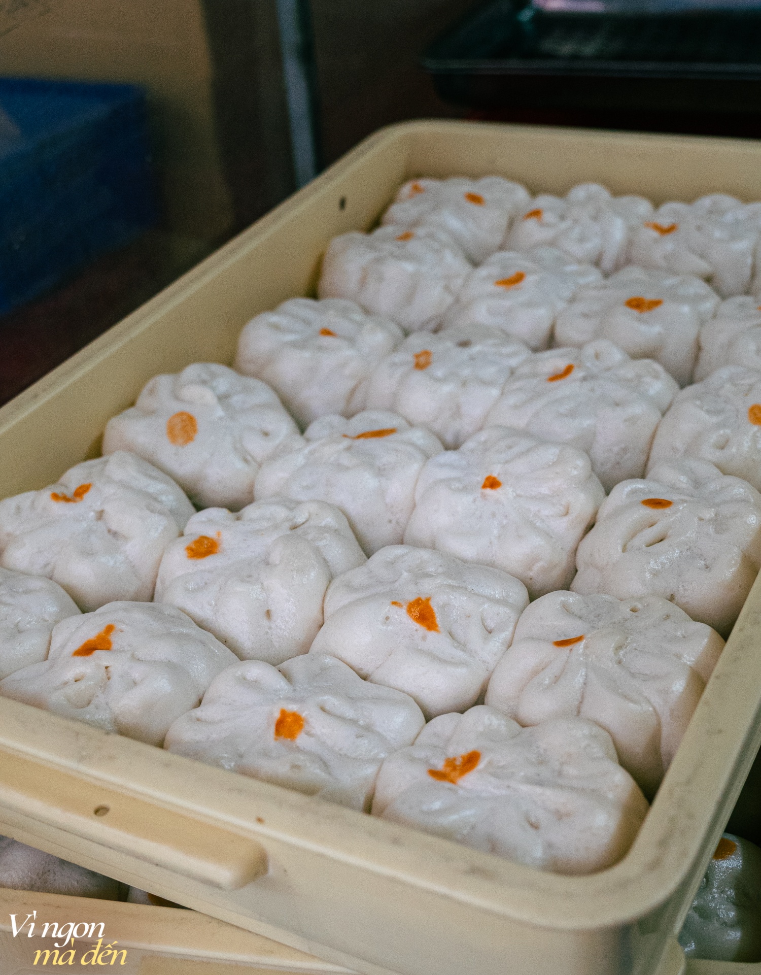 Lò bánh bao 25 năm tuổi nằm trong con ngõ nhỏ ở Hà Nội: Khách lẻ - khách buôn giá như nhau, dù chịu khó "bám trend" nhưng bán chạy nhất vẫn là 2 loại nhân truyền thống này- Ảnh 3.