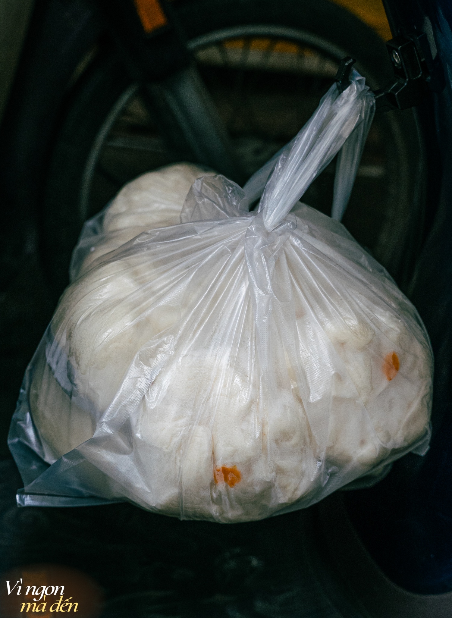Lò bánh bao 25 năm tuổi nằm trong con ngõ nhỏ ở Hà Nội: Khách lẻ - khách buôn giá như nhau, dù chịu khó "bám trend" nhưng bán chạy nhất vẫn là 2 loại nhân truyền thống này- Ảnh 15.