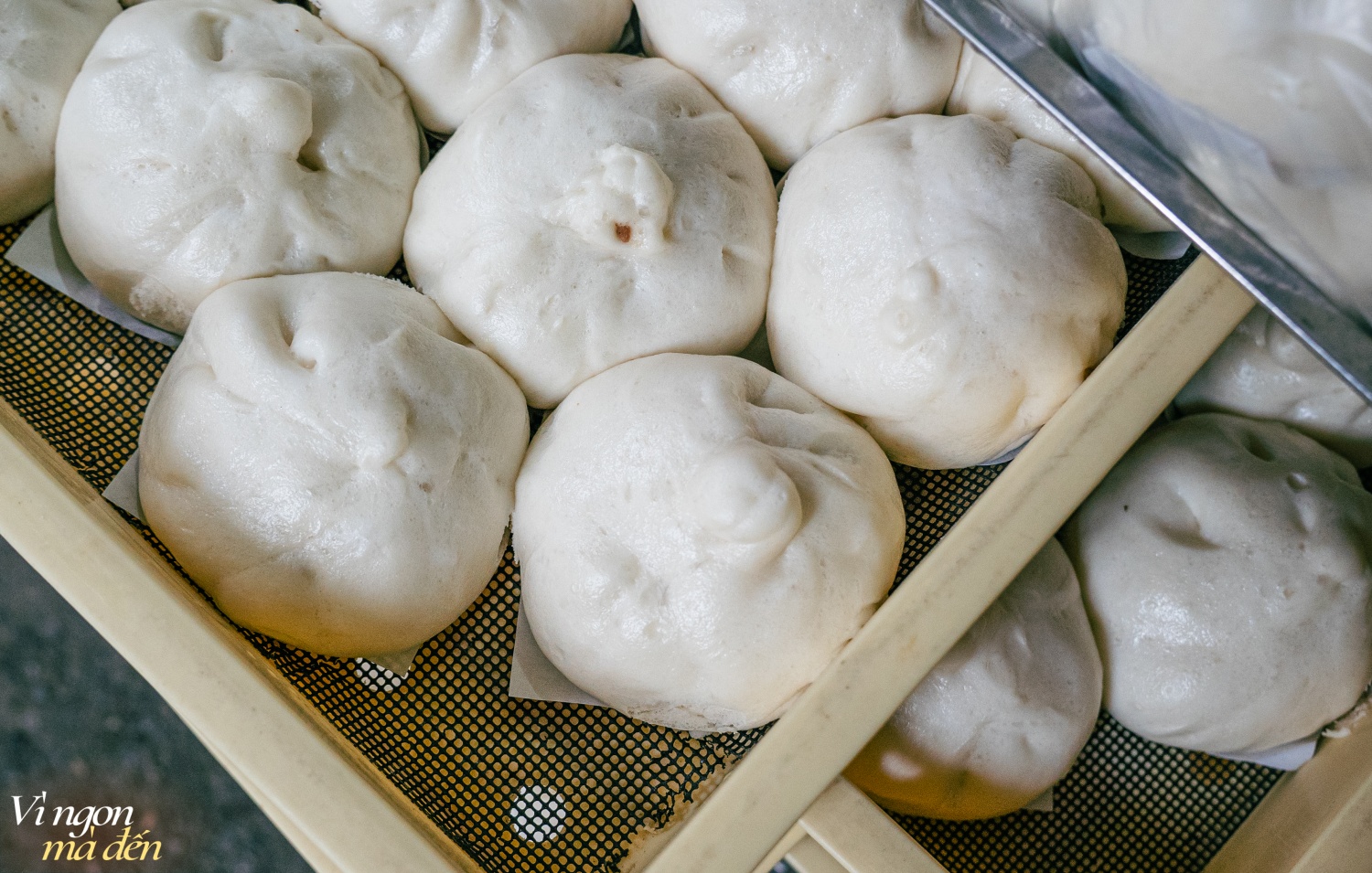 Lò bánh bao 25 năm tuổi nằm trong con ngõ nhỏ ở Hà Nội: Khách lẻ - khách buôn giá như nhau, dù chịu khó "bám trend" nhưng bán chạy nhất vẫn là 2 loại nhân truyền thống này- Ảnh 4.
