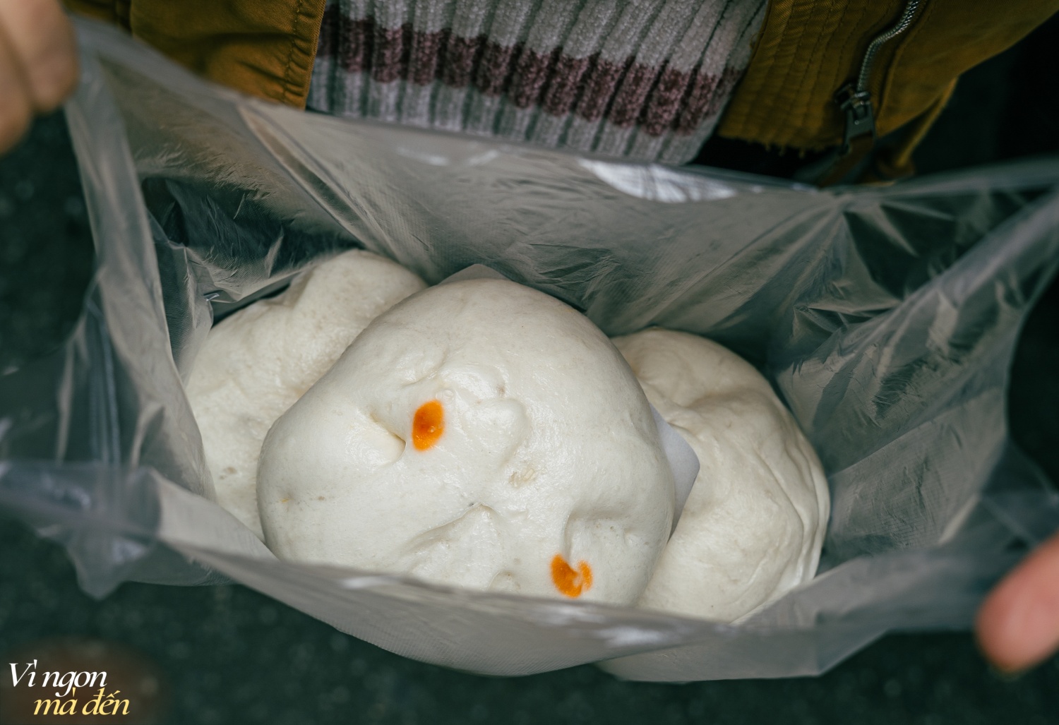 Lò bánh bao 25 năm tuổi nằm trong con ngõ nhỏ ở Hà Nội: Khách lẻ - khách buôn giá như nhau, dù chịu khó "bám trend" nhưng bán chạy nhất vẫn là 2 loại nhân truyền thống này- Ảnh 14.