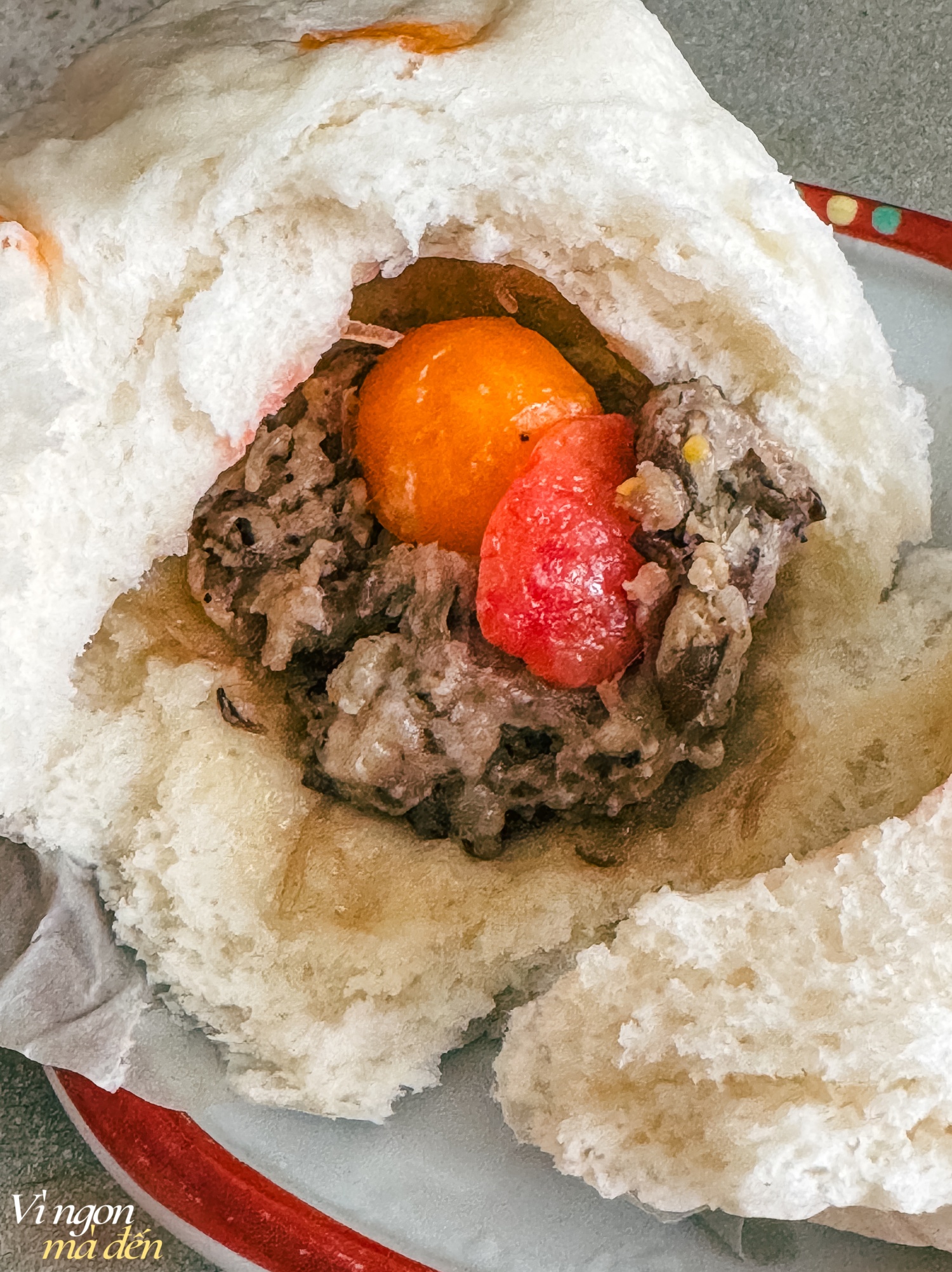 Lò bánh bao 25 năm tuổi nằm trong con ngõ nhỏ ở Hà Nội: Khách lẻ - khách buôn giá như nhau, dù chịu khó "bám trend" nhưng bán chạy nhất vẫn là 2 loại nhân truyền thống này- Ảnh 6.