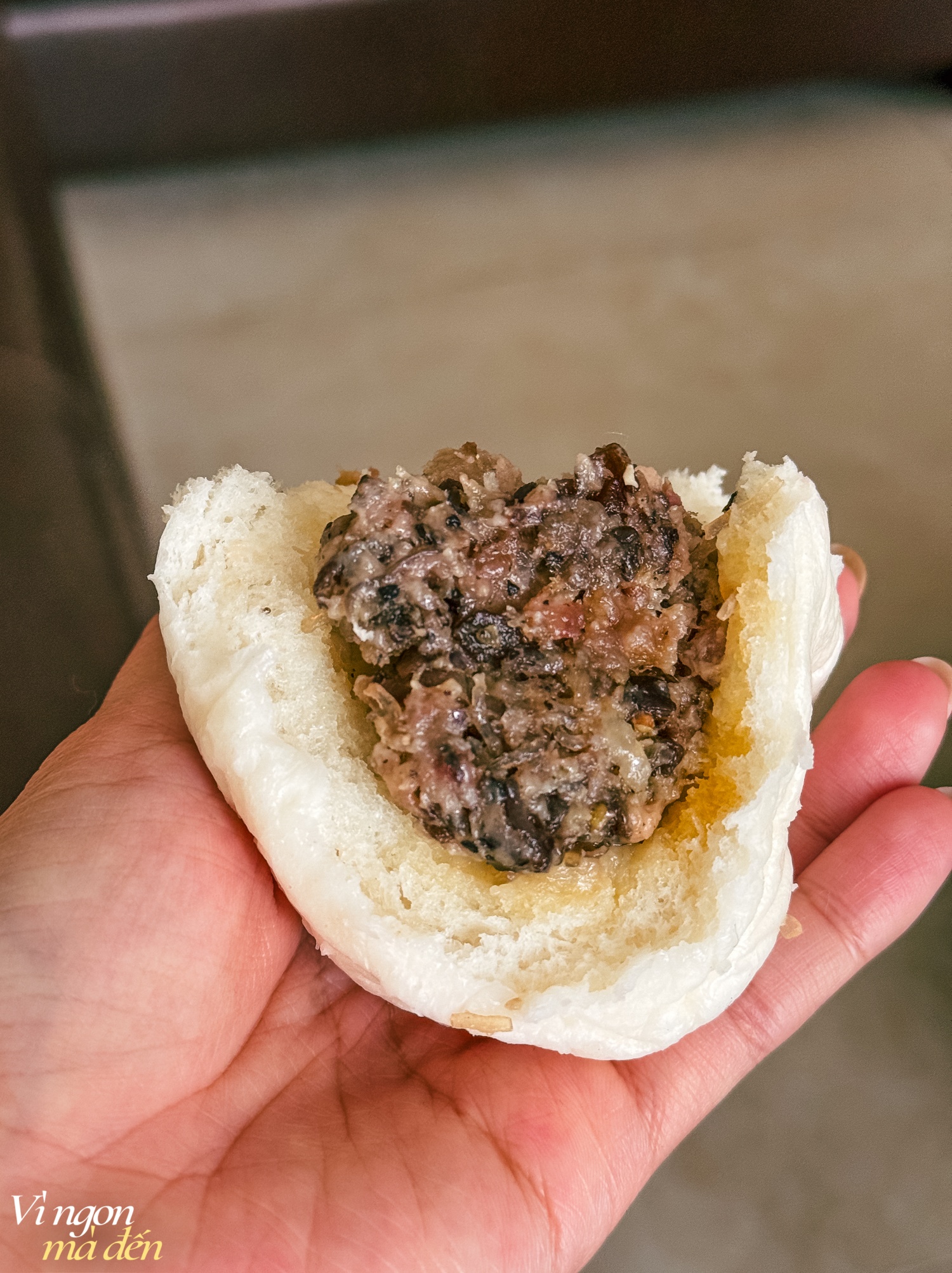 Lò bánh bao 25 năm tuổi nằm trong con ngõ nhỏ ở Hà Nội: Khách lẻ - khách buôn giá như nhau, dù chịu khó "bám trend" nhưng bán chạy nhất vẫn là 2 loại nhân truyền thống này- Ảnh 7.