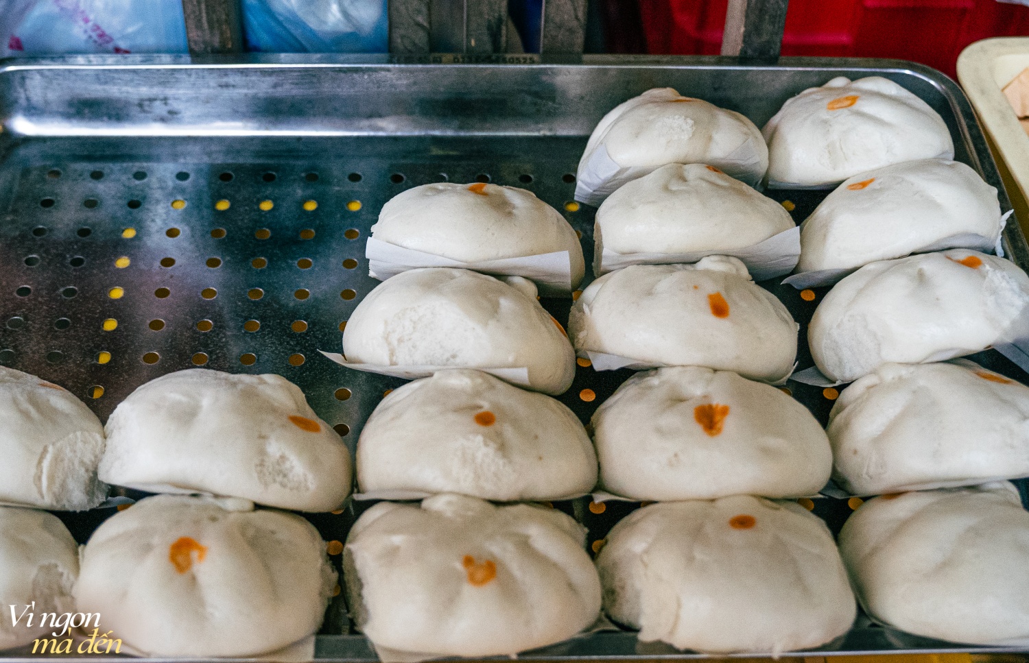 Lò bánh bao 25 năm tuổi nằm trong con ngõ nhỏ ở Hà Nội: Khách lẻ - khách buôn giá như nhau, dù chịu khó "bám trend" nhưng bán chạy nhất vẫn là 2 loại nhân truyền thống này- Ảnh 13.