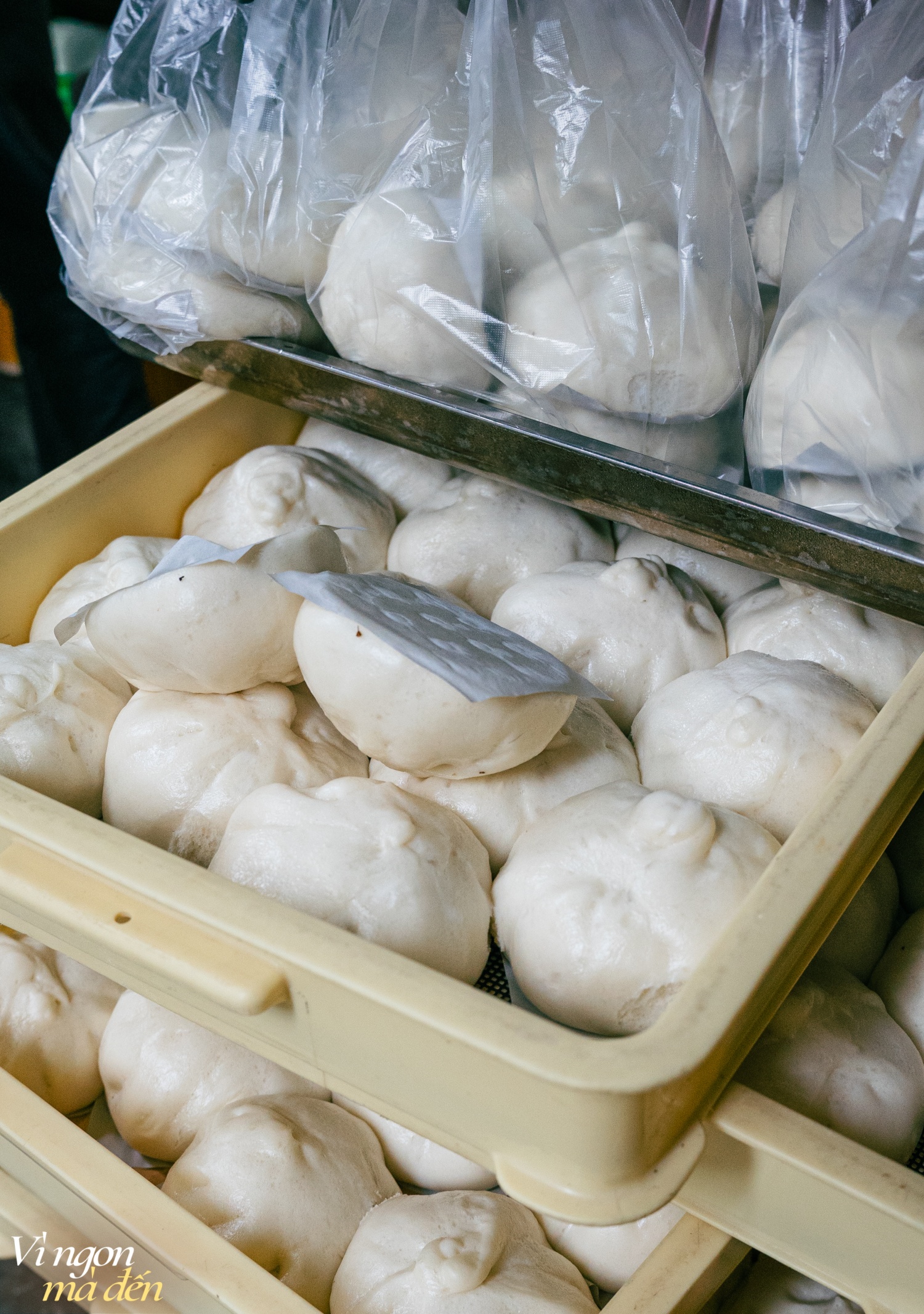 Lò bánh bao 25 năm tuổi nằm trong con ngõ nhỏ ở Hà Nội: Khách lẻ - khách buôn giá như nhau, dù chịu khó "bám trend" nhưng bán chạy nhất vẫn là 2 loại nhân truyền thống này- Ảnh 11.