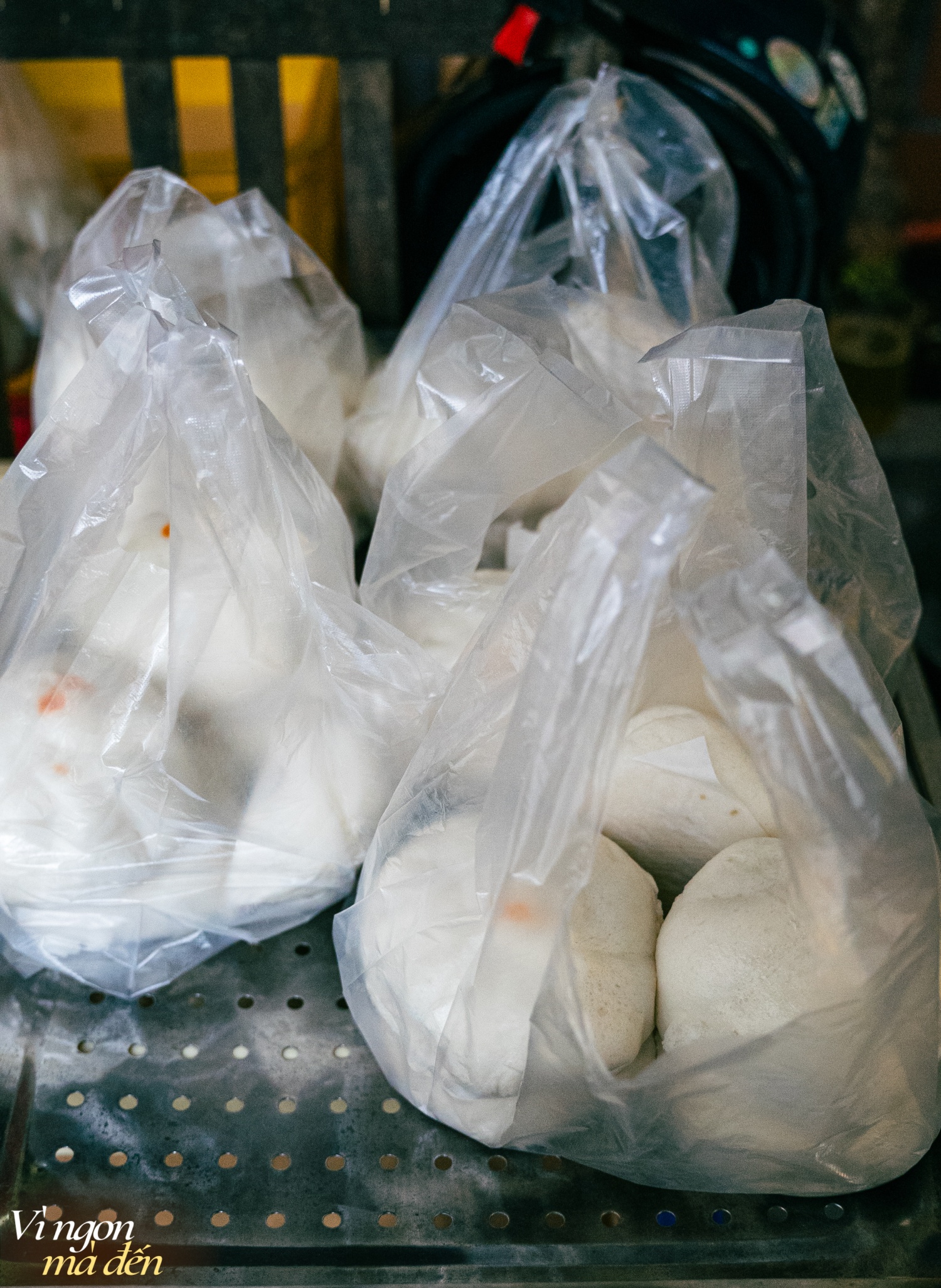 Lò bánh bao 25 năm tuổi nằm trong con ngõ nhỏ ở Hà Nội: Khách lẻ - khách buôn giá như nhau, dù chịu khó "bám trend" nhưng bán chạy nhất vẫn là 2 loại nhân truyền thống này- Ảnh 12.