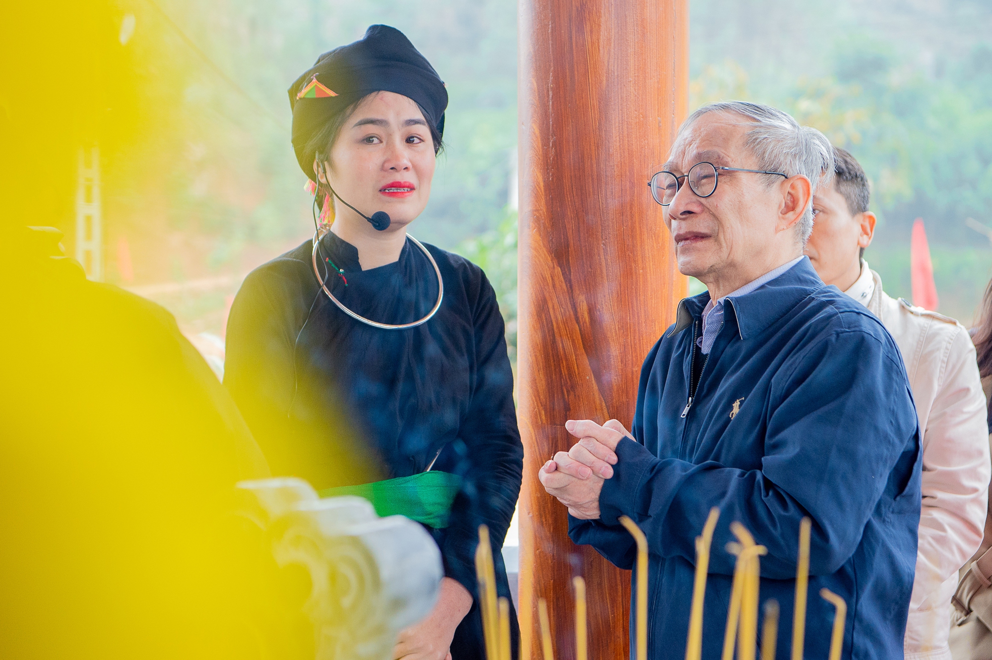 Khởi đầu mới của thầy giáo 75 tuổi: “Lên Làng Nủ để ông cháu tôi nhận nhau, và ký một cam kết đặc biệt”- Ảnh 2. Khởi đầu mới của thầy giáo 75 tuổi: “Lên Làng Nủ để ông cháu tôi nhận nhau, và ký một cam kết đặc biệt”- Ảnh 2.