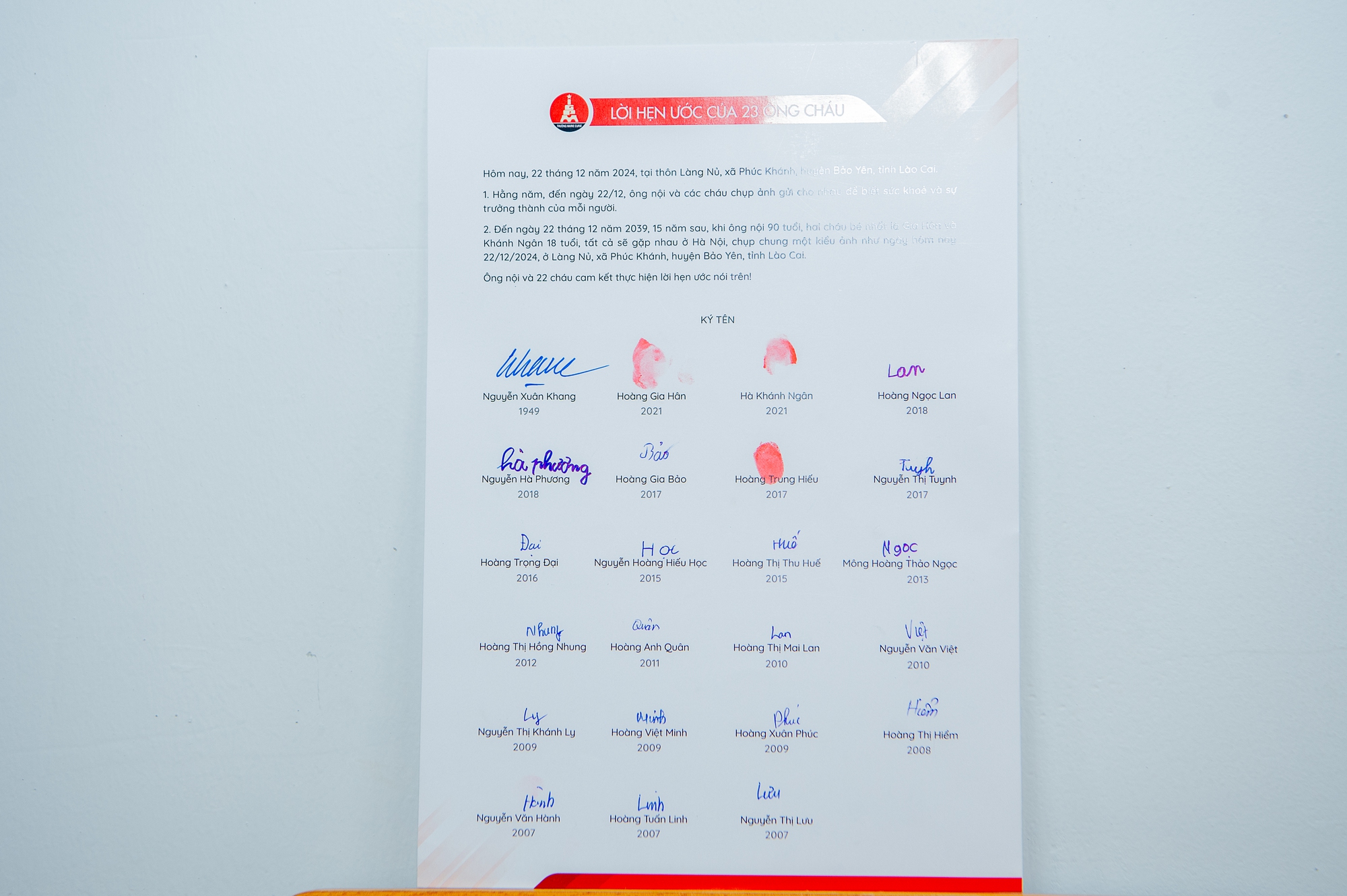 Khởi đầu mới của thầy giáo 75 tuổi: “Lên Làng Nủ để ông cháu tôi nhận nhau, và ký một cam kết đặc biệt”- Ảnh 13. Khởi đầu mới của thầy giáo 75 tuổi: “Lên Làng Nủ để ông cháu tôi nhận nhau, và ký một cam kết đặc biệt”- Ảnh 13.