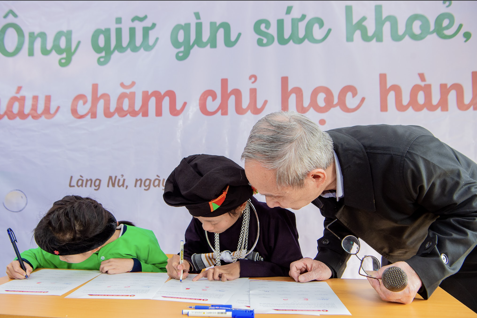 Khởi đầu mới của thầy giáo 75 tuổi: “Lên Làng Nủ để ông cháu tôi nhận nhau, và ký một cam kết đặc biệt”- Ảnh 5. Khởi đầu mới của thầy giáo 75 tuổi: “Lên Làng Nủ để ông cháu tôi nhận nhau, và ký một cam kết đặc biệt”- Ảnh 5.