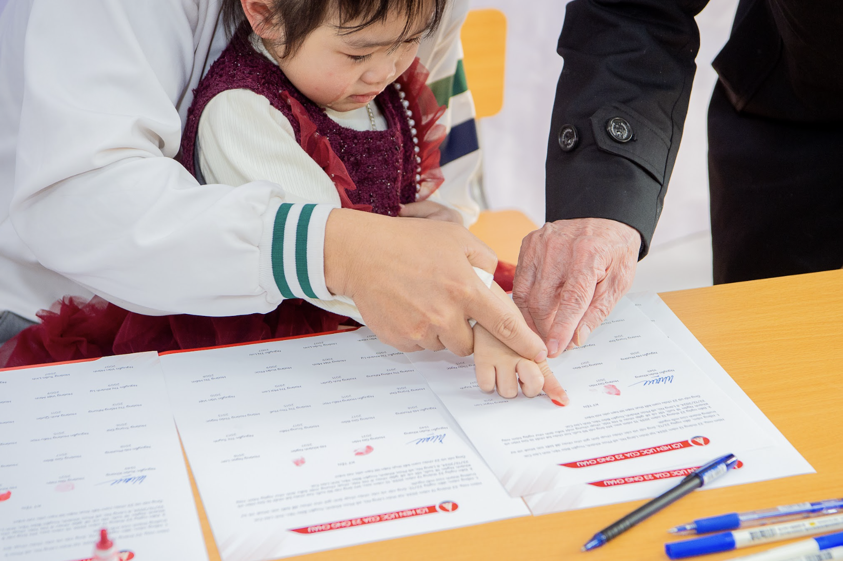 Khởi đầu mới của thầy giáo 75 tuổi: “Lên Làng Nủ để ông cháu tôi nhận nhau, và ký một cam kết đặc biệt”- Ảnh 7. Khởi đầu mới của thầy giáo 75 tuổi: “Lên Làng Nủ để ông cháu tôi nhận nhau, và ký một cam kết đặc biệt”- Ảnh 7.