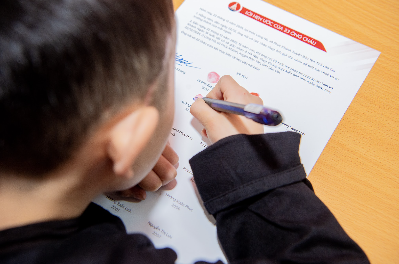 Khởi đầu mới của thầy giáo 75 tuổi: “Lên Làng Nủ để ông cháu tôi nhận nhau, và ký một cam kết đặc biệt”- Ảnh 6. Khởi đầu mới của thầy giáo 75 tuổi: “Lên Làng Nủ để ông cháu tôi nhận nhau, và ký một cam kết đặc biệt”- Ảnh 6.