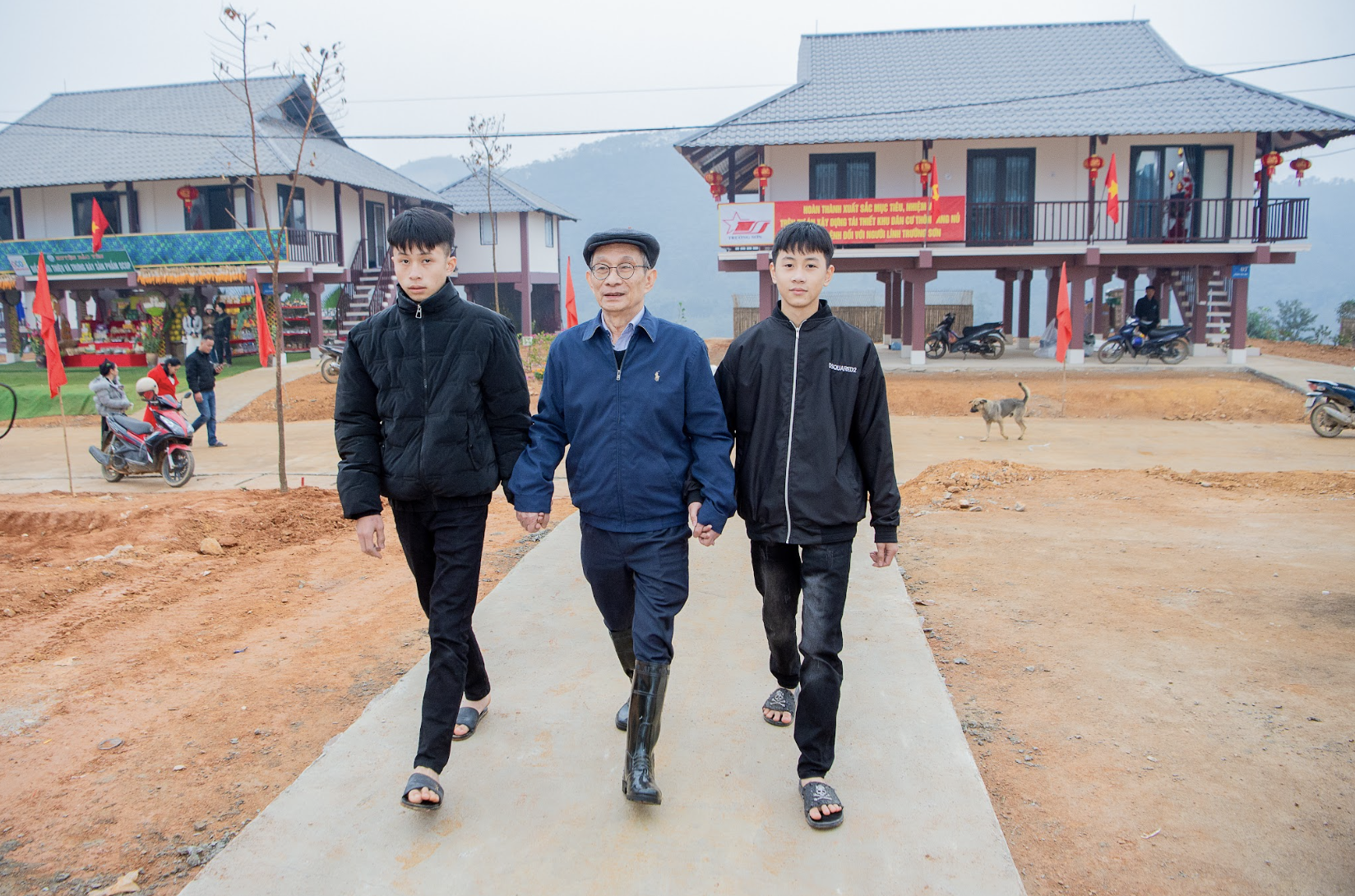 Khởi đầu mới của thầy giáo 75 tuổi: “Lên Làng Nủ để ông cháu tôi nhận nhau, và ký một cam kết đặc biệt”- Ảnh 10. Khởi đầu mới của thầy giáo 75 tuổi: “Lên Làng Nủ để ông cháu tôi nhận nhau, và ký một cam kết đặc biệt”- Ảnh 10.