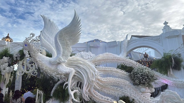 Lóa mắt với cổng cưới Long Phụng ghép từ 3.000 vỏ sò, đính lông vũ ở Bạc Liêu- Ảnh 1.