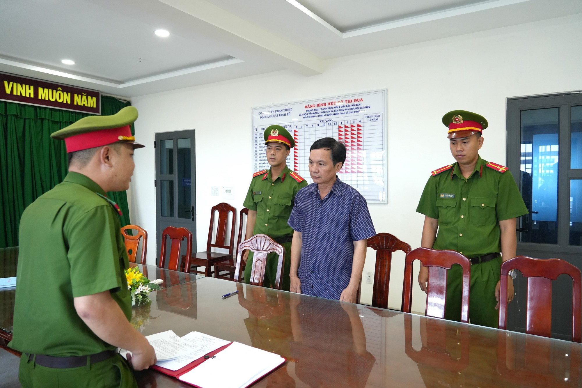 Khởi tố, cấm đi khỏi nơi cư trú đối với 1 nguyên giám đốc Văn phòng Đăng ký đất đai- Ảnh 2.