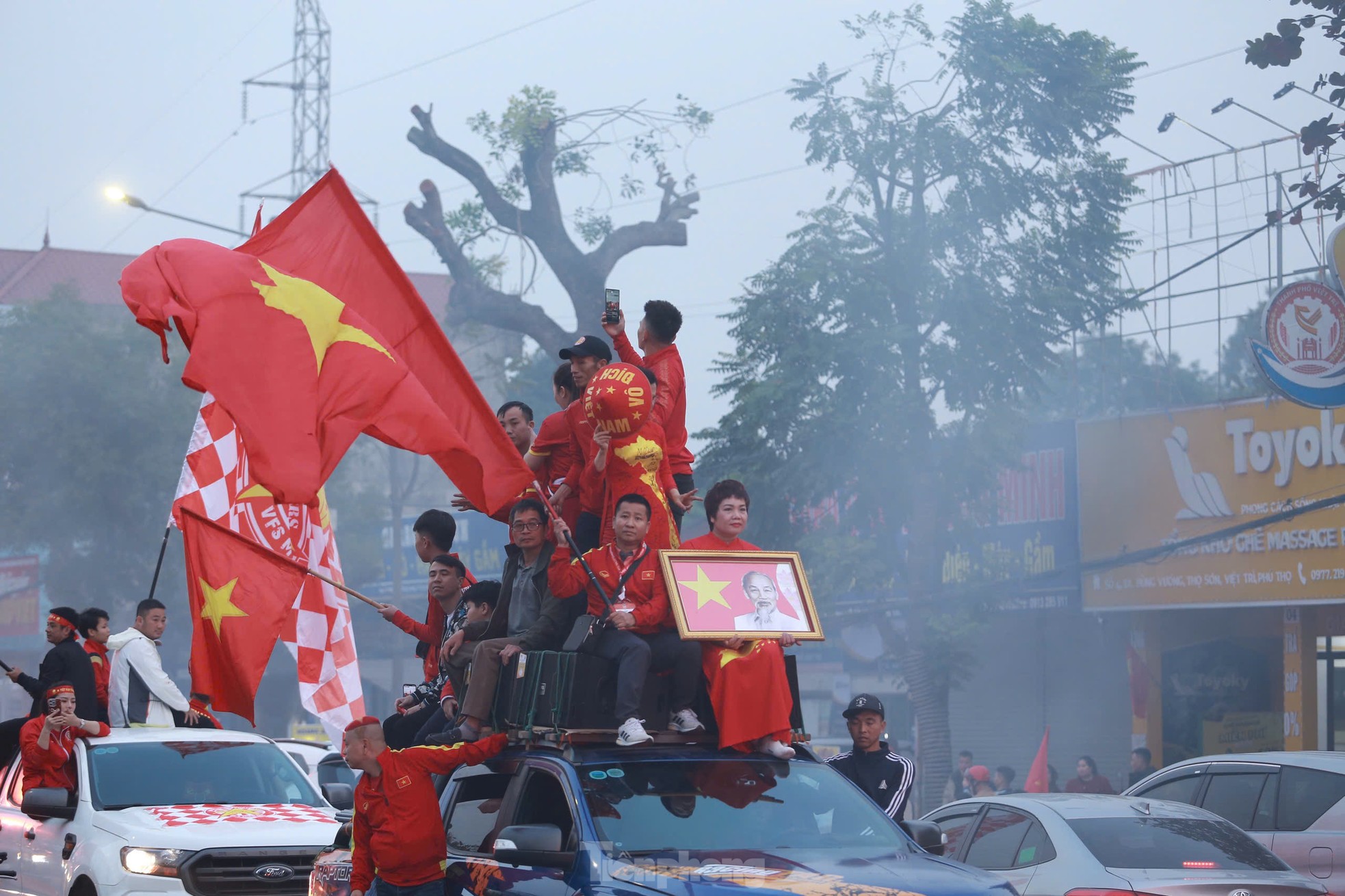 Việt Trì rực đỏ, tiếp lửa cho đội tuyển Việt Nam trong trận bán kết lượt về- Ảnh 3.