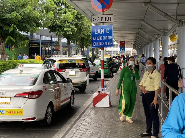 Xử nghiêm 'taxi dù' chèo kéo, ép giá tại sân bay dịp Tết- Ảnh 1.