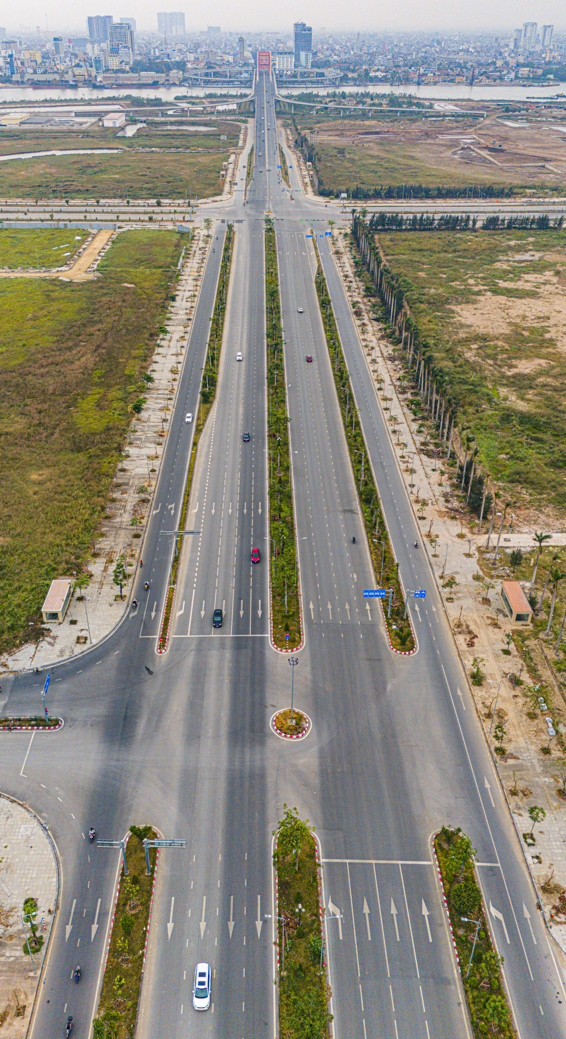 Toàn cảnh tuyến đường 12 làn xe rộng nhất Hải Phòng đang được kéo dài gấp đôi, nối khu công nghiệp một tỷ USD với trung tâm hành chính mới- Ảnh 2.