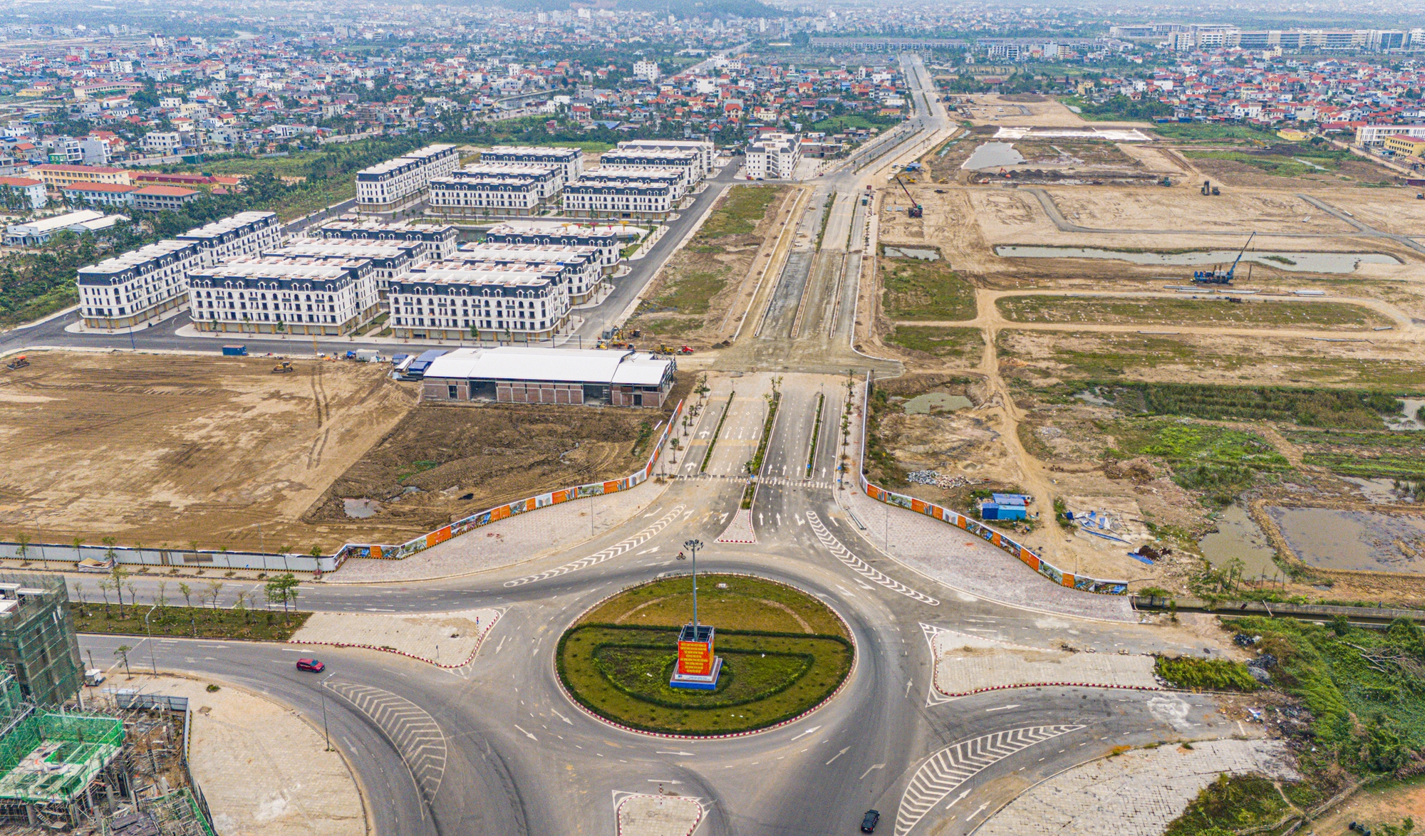 Toàn cảnh tuyến đường 12 làn xe rộng nhất Hải Phòng đang được kéo dài gấp đôi, nối khu công nghiệp một tỷ USD với trung tâm hành chính mới- Ảnh 4.