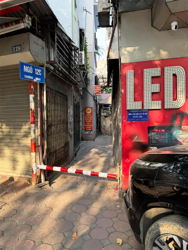 UBND phường đã có quyết định với những chiếc barie chắn ngang ngõ Hà Nội- Ảnh 1. UBND phường đã có quyết định với những chiếc barie chắn ngang ngõ Hà Nội- Ảnh 1.