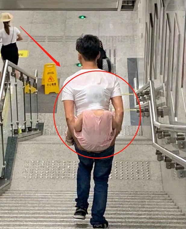 Bức ảnh chụp vội cảnh bố cõng con trong ga tàu điện ngầm gây bão, nhìn thì xúc động nhưng không ít người lưu ý một điểm- Ảnh 2. Bức ảnh chụp vội cảnh bố cõng con trong ga tàu điện ngầm gây bão, nhìn thì xúc động nhưng không ít người lưu ý một điểm- Ảnh 2.