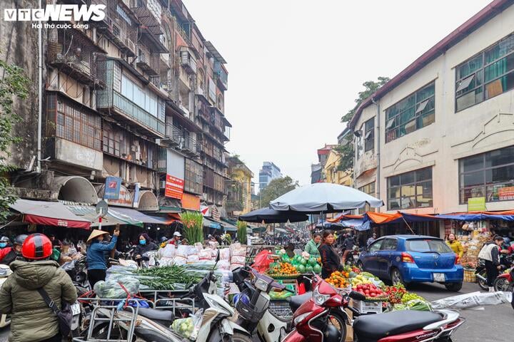 Thị trường mùng 1 cuối cùng của năm Giáp Thìn: Giá cau tăng gấp đôi- Ảnh 1.