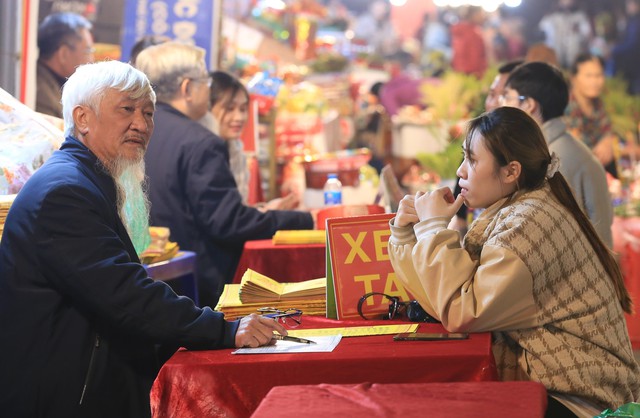 Hàng trăm người Hà Nội chen chân trong đêm để làm 1 điều vào đúng 0h mùng 1 âm lịch cuối cùng của năm 2024- Ảnh 17.