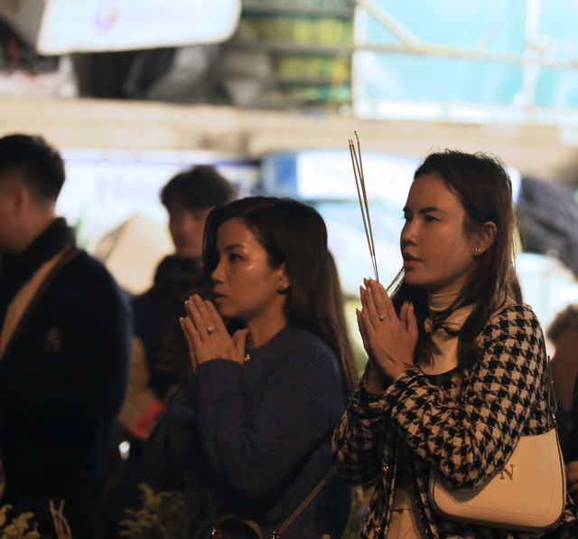 Hàng trăm người Hà Nội chen chân trong đêm để làm 1 điều vào đúng 0h mùng 1 âm lịch cuối cùng của năm 2024- Ảnh 14.