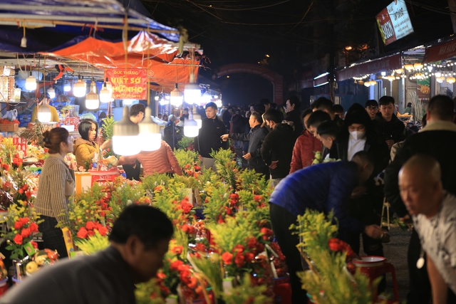 Hàng trăm người Hà Nội chen chân trong đêm để làm 1 điều vào đúng 0h mùng 1 âm lịch cuối cùng của năm 2024- Ảnh 4.