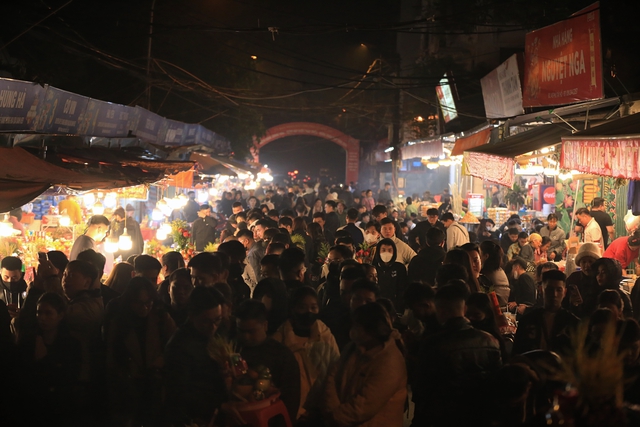 Hàng trăm người Hà Nội chen chân trong đêm để làm 1 điều vào đúng 0h mùng 1 âm lịch cuối cùng của năm 2024- Ảnh 1.