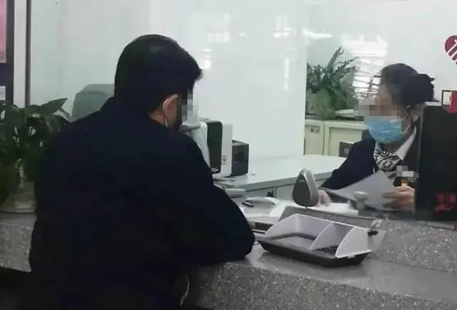 Sáng tài khoản phát sinh 100 giao dịch lạ, trưa có thêm 200 giao dịch bất thường, báo ngân hàng nhưng bị phớt lờ, chiều bất lực nhìn số dư về 0- Ảnh 1. Sáng tài khoản phát sinh 100 giao dịch lạ, trưa có thêm 200 giao dịch bất thường, báo ngân hàng nhưng bị phớt lờ, chiều bất lực nhìn số dư về 0- Ảnh 1.