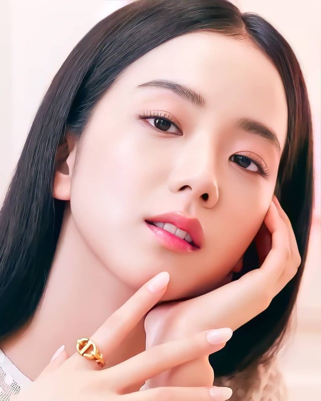 Sao nữ đẹp nhất thế giới năm 2024: Lần thứ 3 liên tiếp giành ngôi vị đầu bảng, bí mật về can thiệp "dao kéo" được bác sĩ tiết lộ- Ảnh 1.