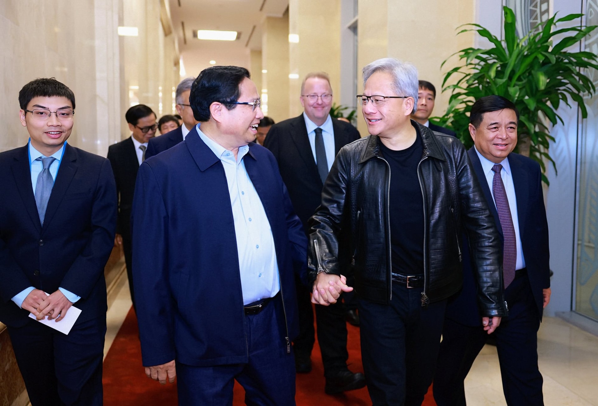 Nóng: CEO Jensen Huang trở lại Việt Nam sau 1 năm, Nvidia 'giữ lời hứa' mở trung tâm nghiên cứu và dữ liệu AI- Ảnh 2.