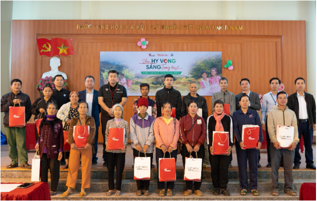 Ươm hy vọng, sáng tương lai: Lan tỏa yêu thương đến La Pán Tẩn và Tân An- Ảnh 2. Ươm hy vọng, sáng tương lai: Lan tỏa yêu thương đến La Pán Tẩn và Tân An- Ảnh 2.