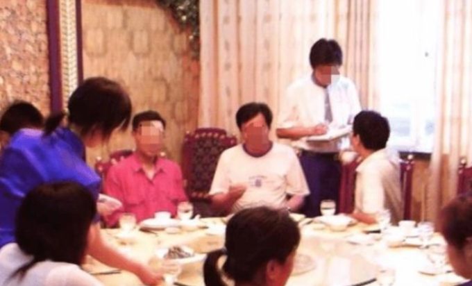 Tham gia họp lớp, bạn học giàu lỡ tiết lộ đang nợ 3,4 tỷ: Sáng hôm sau, anh chết sững người trước 1 dòng tin nhắn- Ảnh 1. Tham gia họp lớp, bạn học giàu lỡ tiết lộ đang nợ 3,4 tỷ: Sáng hôm sau, anh chết sững người trước 1 dòng tin nhắn- Ảnh 1.