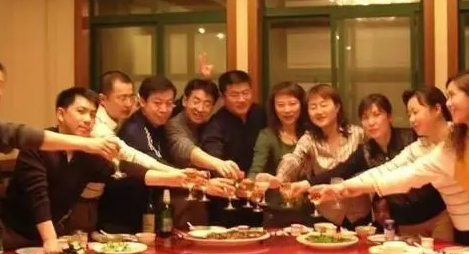 Tham gia họp lớp, bạn học giàu lỡ tiết lộ đang nợ 3,4 tỷ: Sáng hôm sau, anh chết sững người trước 1 dòng tin nhắn- Ảnh 2. Tham gia họp lớp, bạn học giàu lỡ tiết lộ đang nợ 3,4 tỷ: Sáng hôm sau, anh chết sững người trước 1 dòng tin nhắn- Ảnh 2.