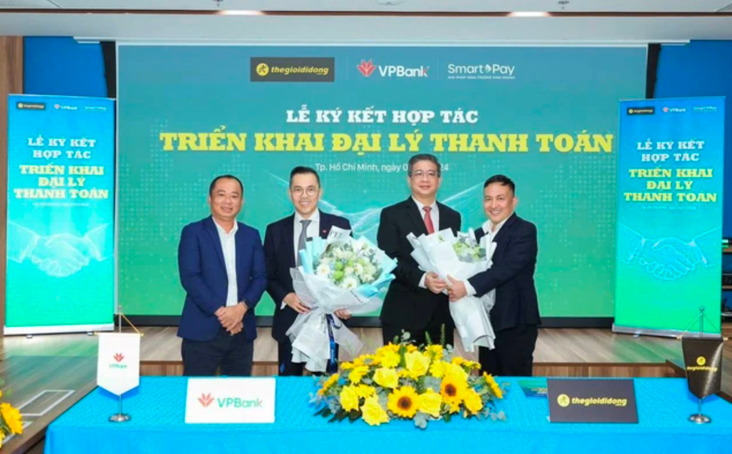 Ngân hàng đua hợp tác với “đại gia” bán lẻ: VPBank kết hợp Thế giới di động biến 3.000 cửa hàng thành ‘cây ATM’, cặp bài trùng Techcombank – Masan tạo ra 2.000 tài khoản mới mỗi ngày- Ảnh 2.