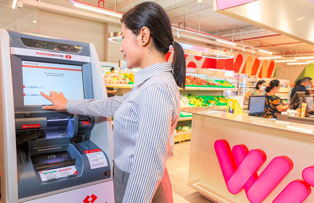 Ngân hàng đua hợp tác với “đại gia” bán lẻ: VPBank kết hợp Thế giới di động biến 3.000 cửa hàng thành ‘cây ATM’, cặp bài trùng Techcombank – Masan tạo ra 2.000 tài khoản mới mỗi ngày- Ảnh 3.