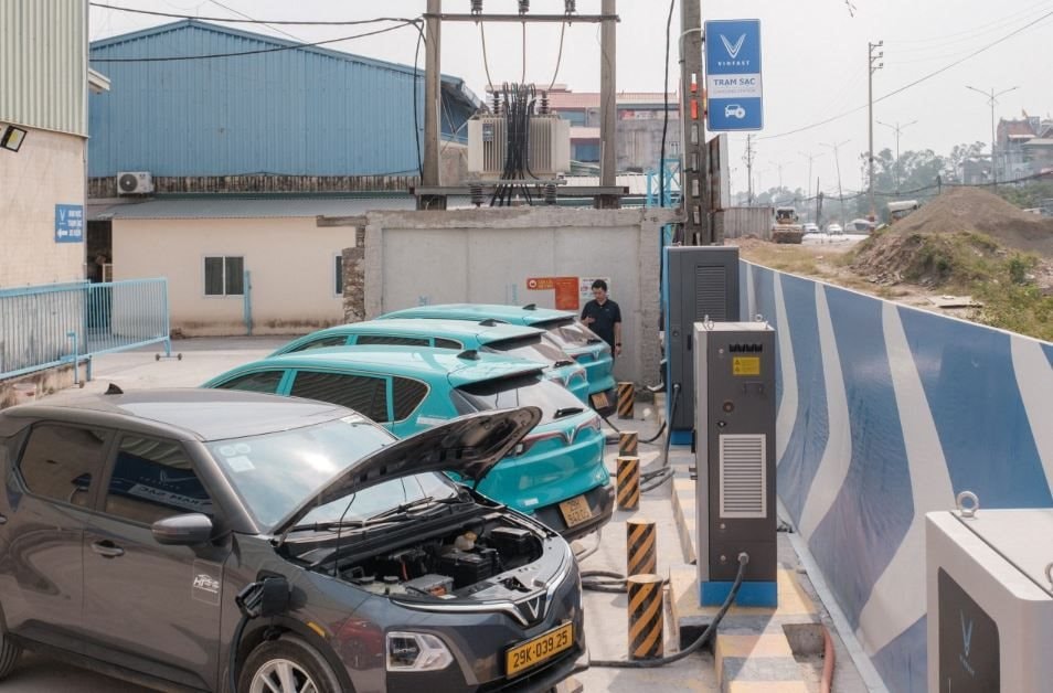 Làm mô hình trạm sạc xe điện nhượng quyền, có người 2 năm đã hòa vốn- Ảnh 1.
