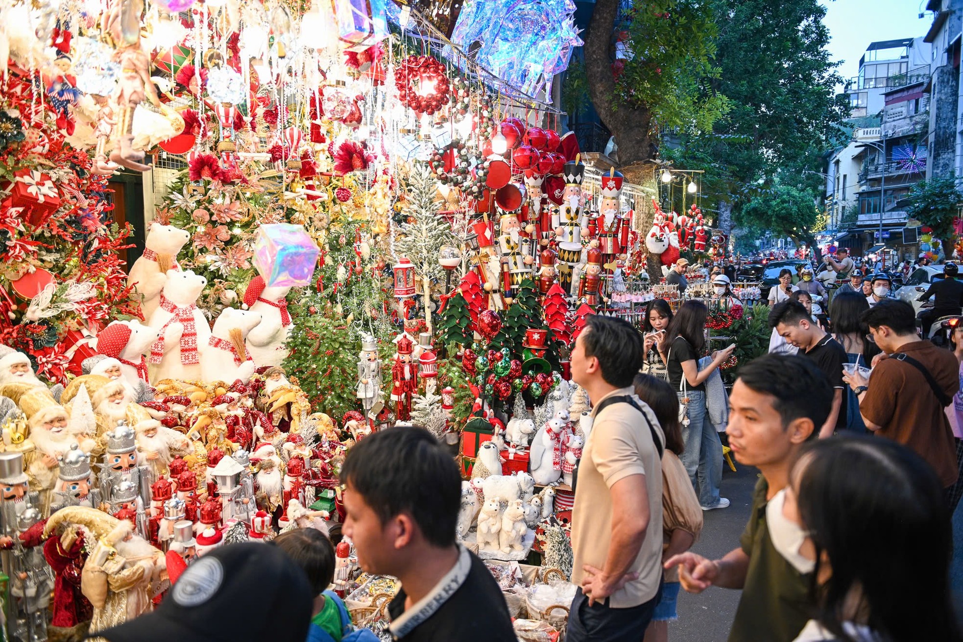 Ông già Noel, người tuyết khổng lồ 'đổ bộ' trung tâm thương mại Hà Nội- Ảnh 24.