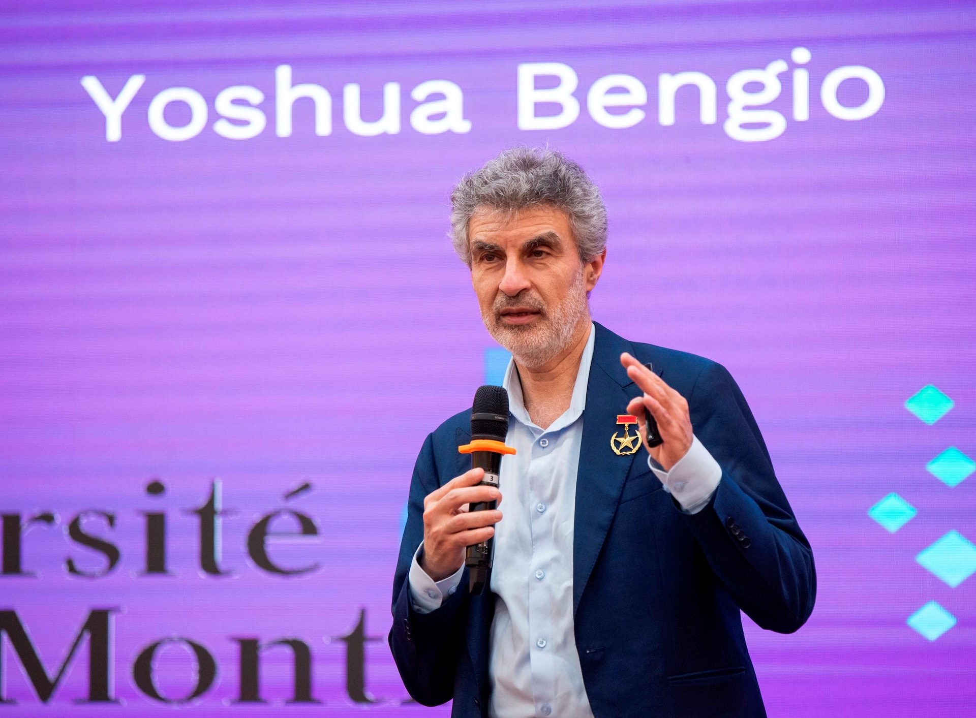 “Cha đẻ AI” Yoshua Bengio thảo luận cùng Chủ tịch FPT Trương Gia Bình: Không nên tạo ra bản năng sinh tồn cho AI- Ảnh 2.